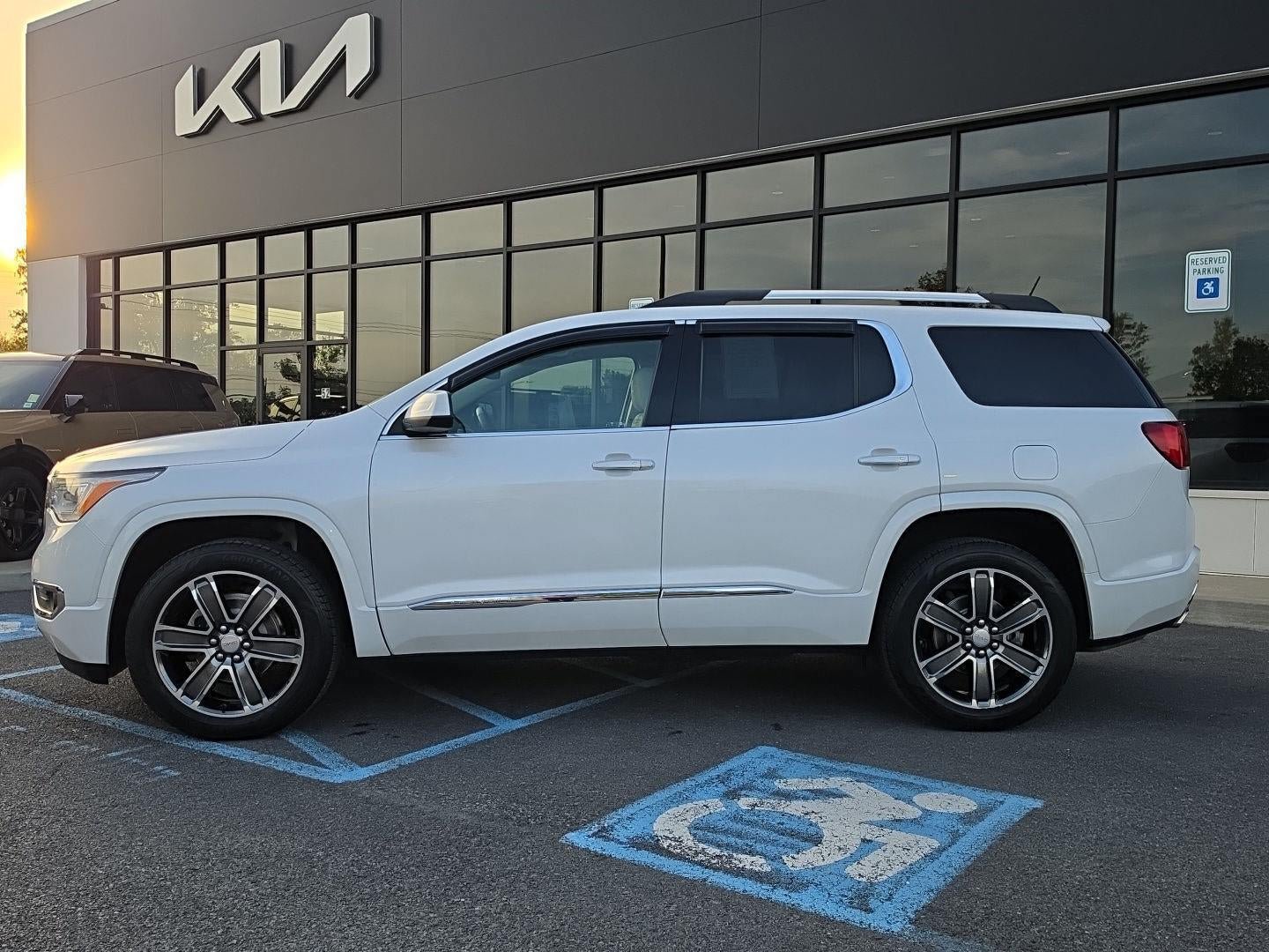 Used 2019 GMC Acadia Denali w/ Technology Package AWD/4WD image 2