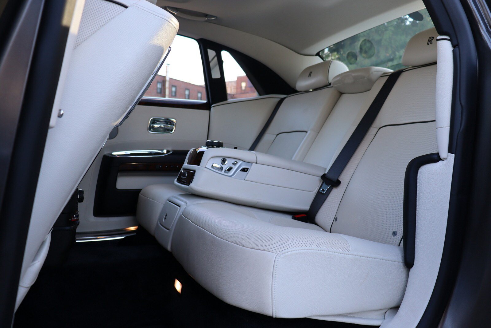 Used 2014 Rolls-Royce Ghost RWD image 18