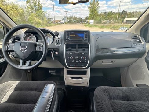 Used 2018 Dodge Grand Caravan SE FWD image 19