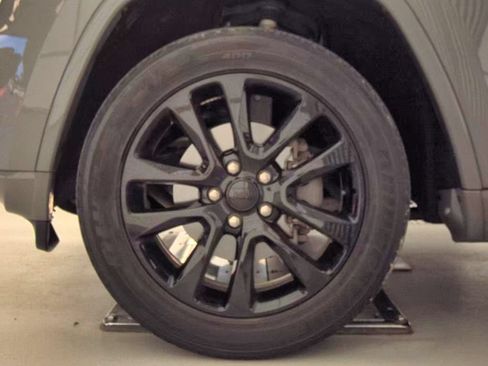 Used 2020 Jeep Grand Cherokee Altitude AWD/4WD image 17