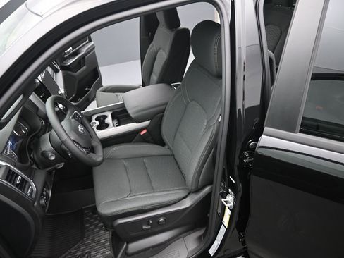 New 2026 RAM 1500 4x4 Crew Cab image 11