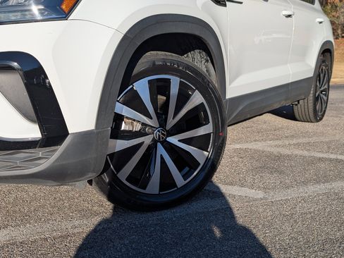 Used 2023 Volkswagen Taos SE w/ Panoramic Sunroof Package image 35