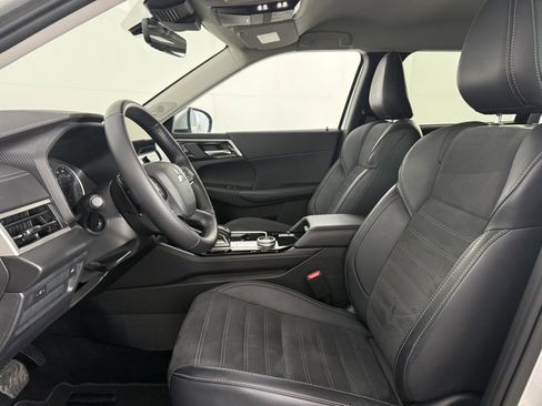 Used 2025 Mitsubishi Outlander AWD image 15