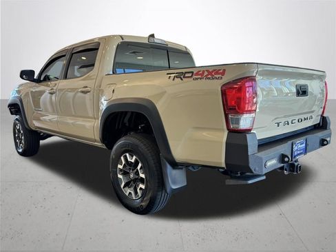 Used 2017 Toyota Tacoma TRD Off-Road w/ Premium & Technology Package AWD/4WD image 10