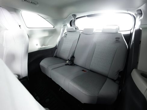 Used 2023 Toyota Sienna LE AWD/4WD image 19