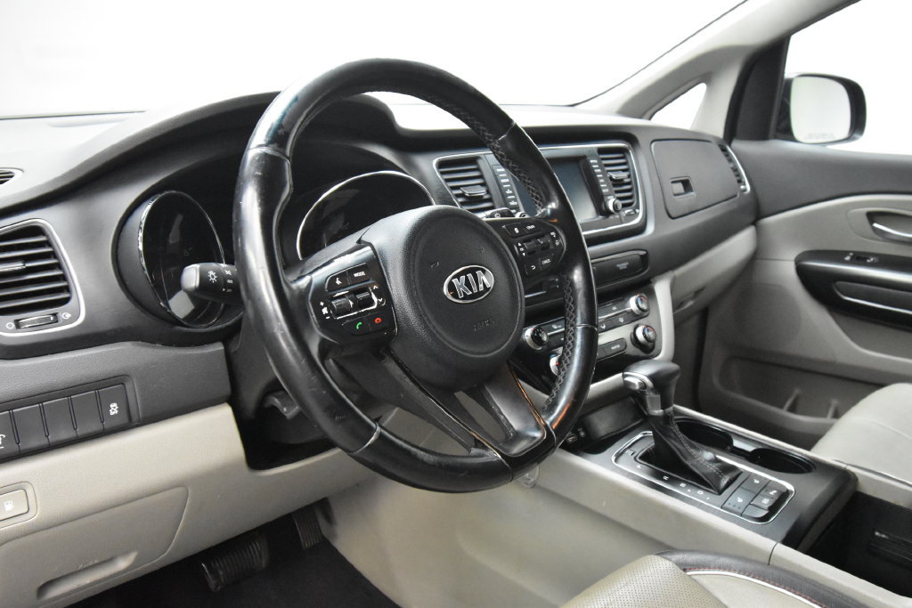 Used 2017 Kia Sedona LX w/ LX Essentials Premium Package FWD image 11