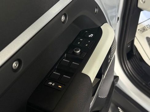 Used 2020 Land Rover Defender 110 First Edition image 27