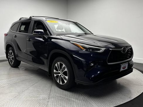 Used 2023 Toyota Highlander XLE AWD/4WD image 44