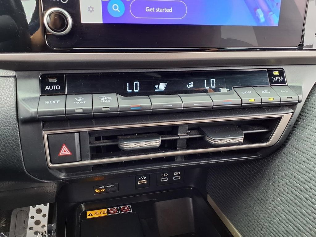 Used 2025 Toyota Camry SE FWD image 9