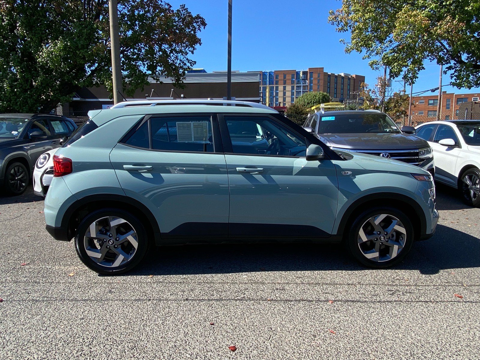 Used 2025 Hyundai Venue SEL FWD image 2