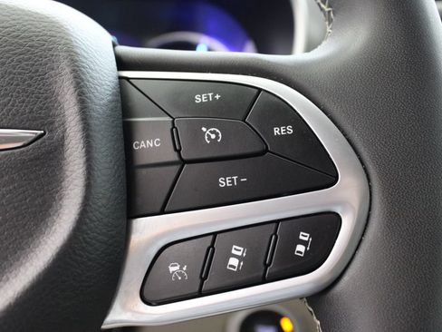 Used 2024 Chrysler Pacifica Limited FWD image 29