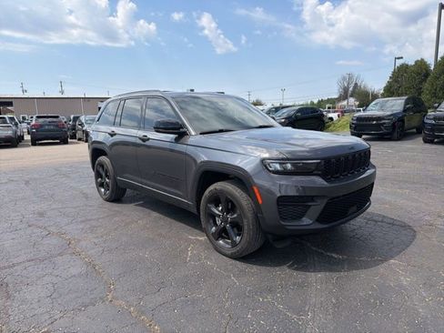 Used 2023 Jeep Grand Cherokee Altitude AWD/4WD image 2