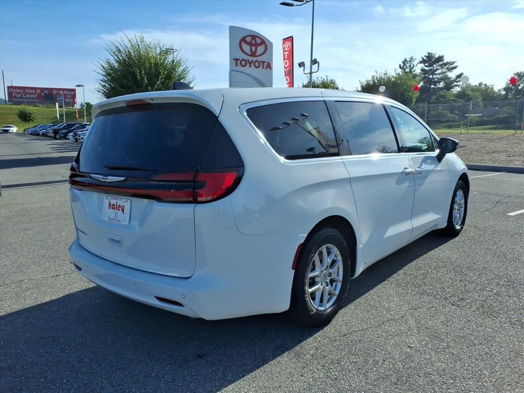 Used 2024 Chrysler Pacifica Touring-L FWD image 4