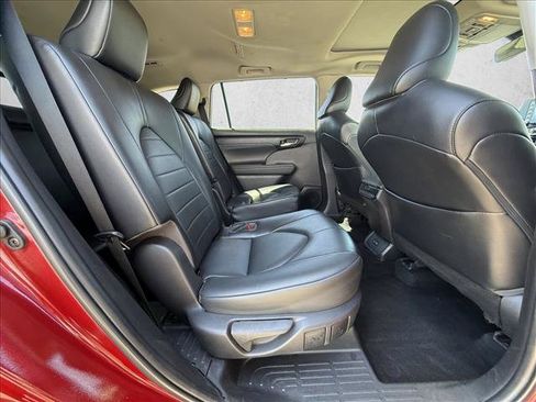 Used 2022 Toyota Highlander XLE FWD image 23
