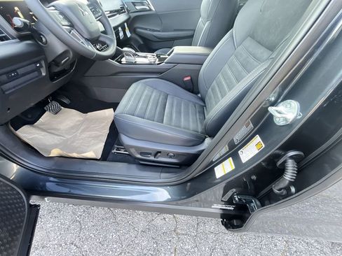 New 2025 Mitsubishi Outlander SE image 12