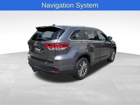 Used 2019 Toyota Highlander XLE AWD/4WD image 4