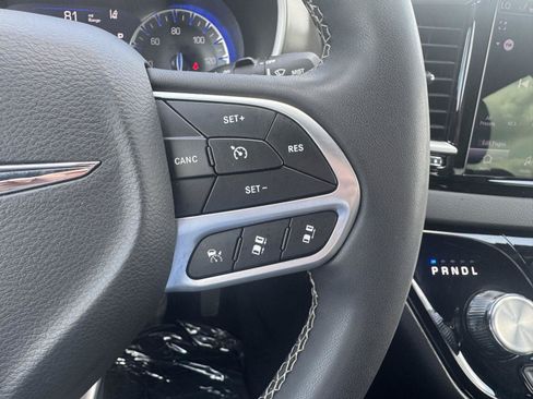 Used 2025 Chrysler Pacifica Select FWD image 16