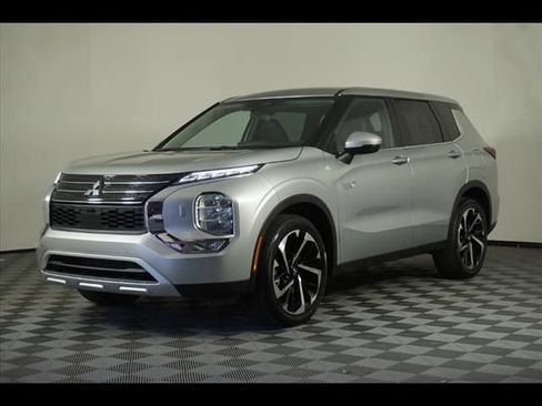 Used 2025 Mitsubishi Outlander SE AWD/4WD image 3