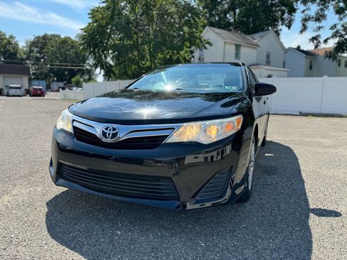 Used 2012 Toyota Camry LE image 2