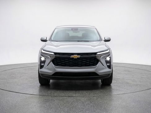 Used 2025 Chevrolet Blazer LT FWD image 2