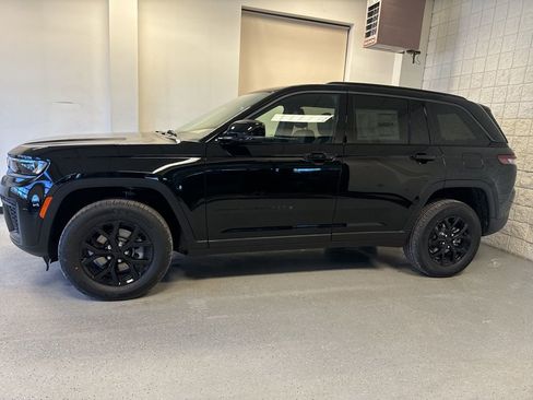 New 2026 Jeep Grand Cherokee Altitude AWD/4WD image 14