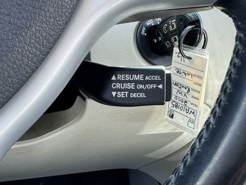 Used 2010 Volkswagen Routan SEL FWD image 28