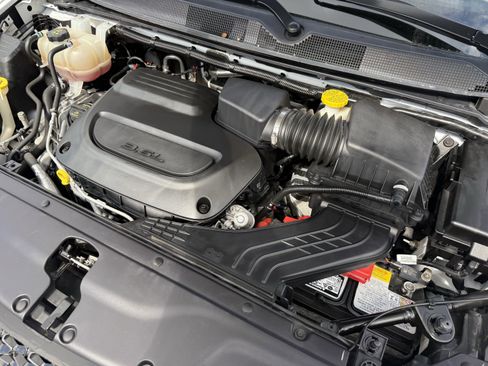 Used 2023 Chrysler Pacifica Touring-L image 34