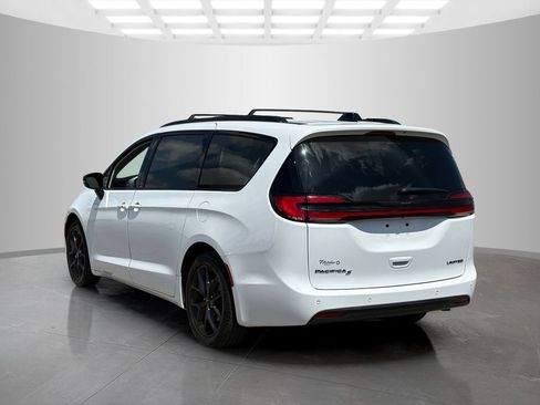 Used 2025 Chrysler Pacifica Limited FWD image 6