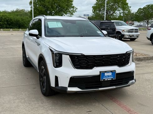 Used 2024 Kia Sorento S image 8