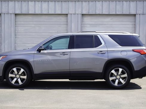 Used 2019 Chevrolet Traverse LT w/ LT Premium Package AWD/4WD image 2