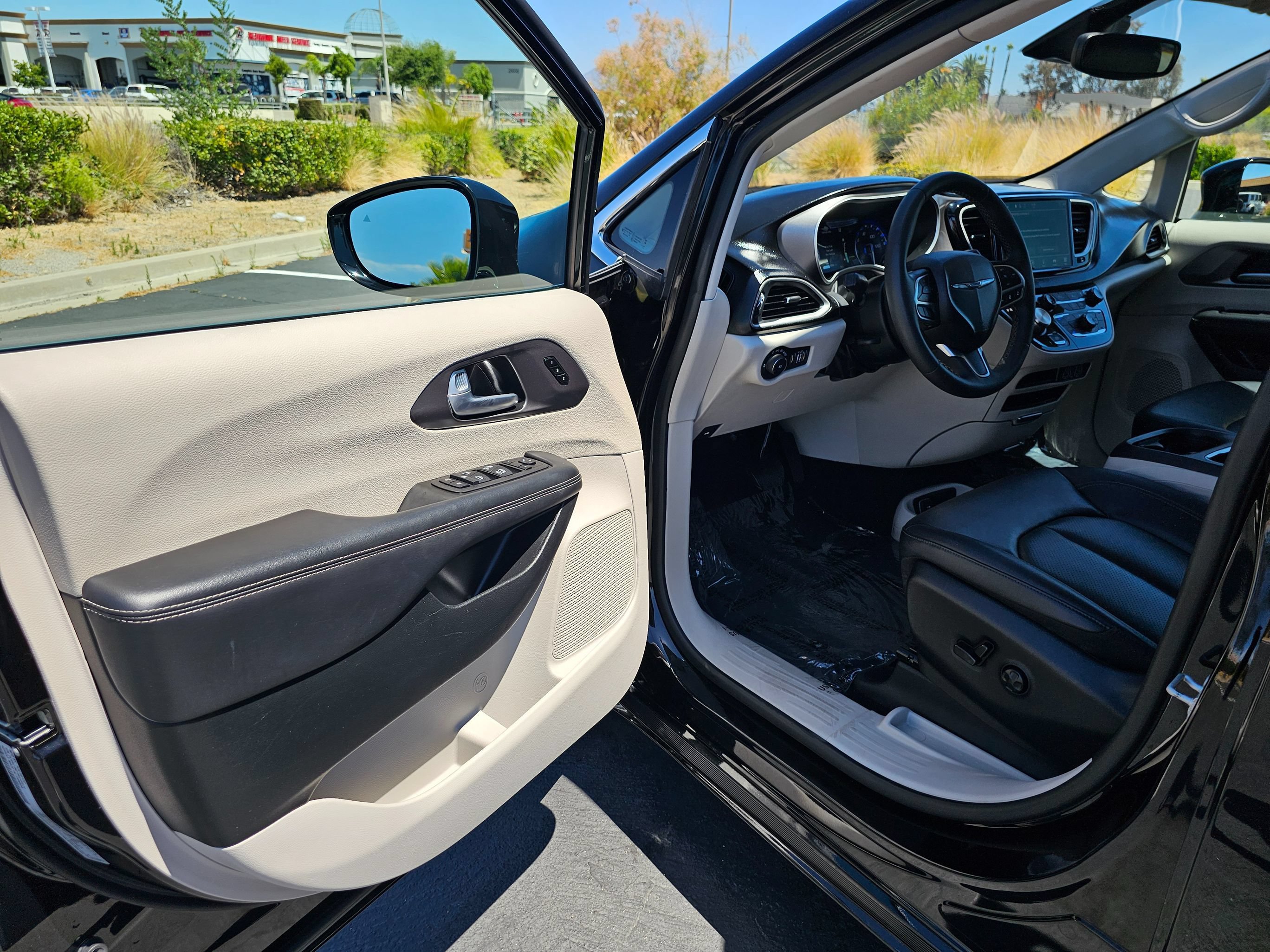 Used 2024 Chrysler Pacifica Touring-L FWD image 15