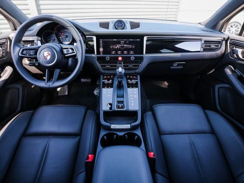 Certified 2025 Porsche Macan image 24