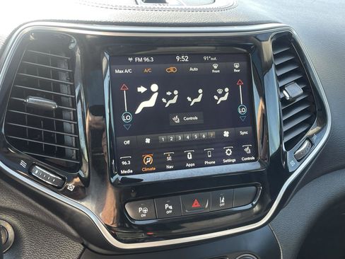 Used 2019 Jeep Cherokee Limited w/ Technology Group AWD/4WD image 9