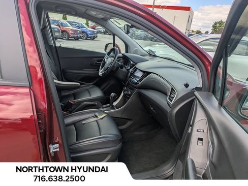 Used 2021 Chevrolet Trax LT w/ Premium Seat Package AWD/4WD image 33