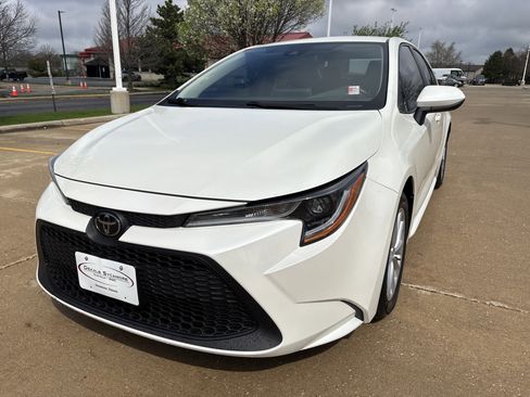Used 2020 Toyota Corolla LE w/ LE Convenience Package image 3