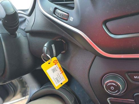 Used 2019 Jeep Cherokee Latitude w/ Popular Appearance Group image 17