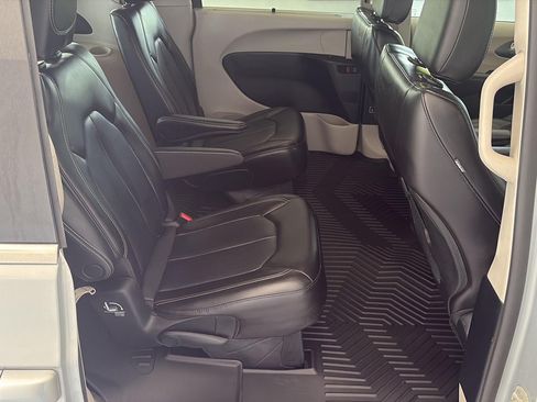 Used 2023 Chrysler Pacifica Touring-L FWD image 11