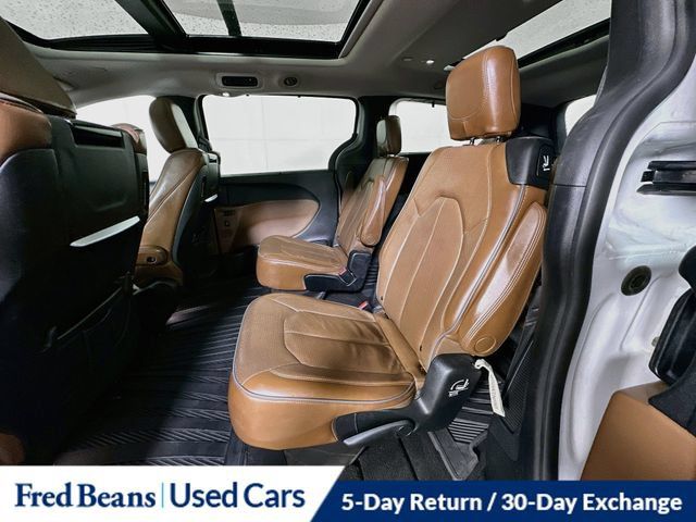 Used 2018 Chrysler Pacifica Limited w/ Tire & Wheel Group FWD image 32
