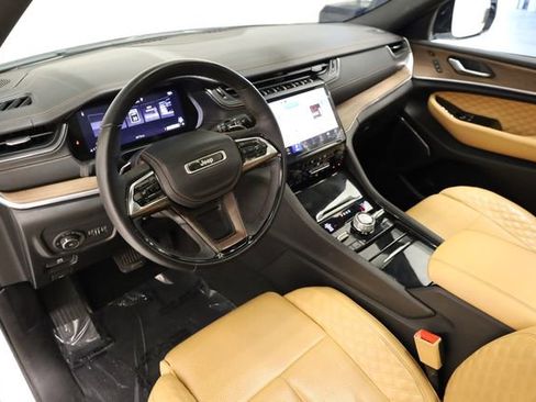 Used 2023 Jeep Grand Cherokee L Summit w/ Luxury Tech Group V AWD/4WD image 12