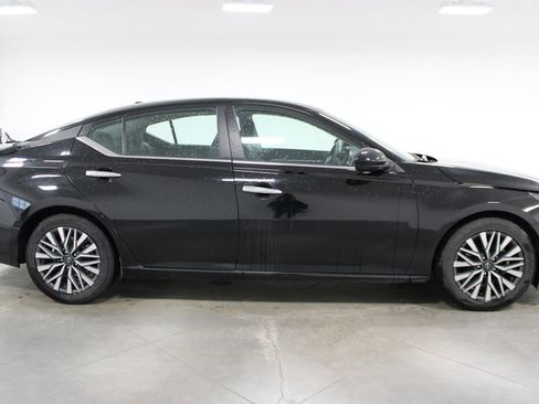 Used 2023 Nissan Altima 2.5 SV FWD image 11