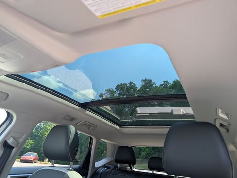 Used 2025 Volkswagen Taos SE w/ Panoramic Sunroof Package FWD image 15