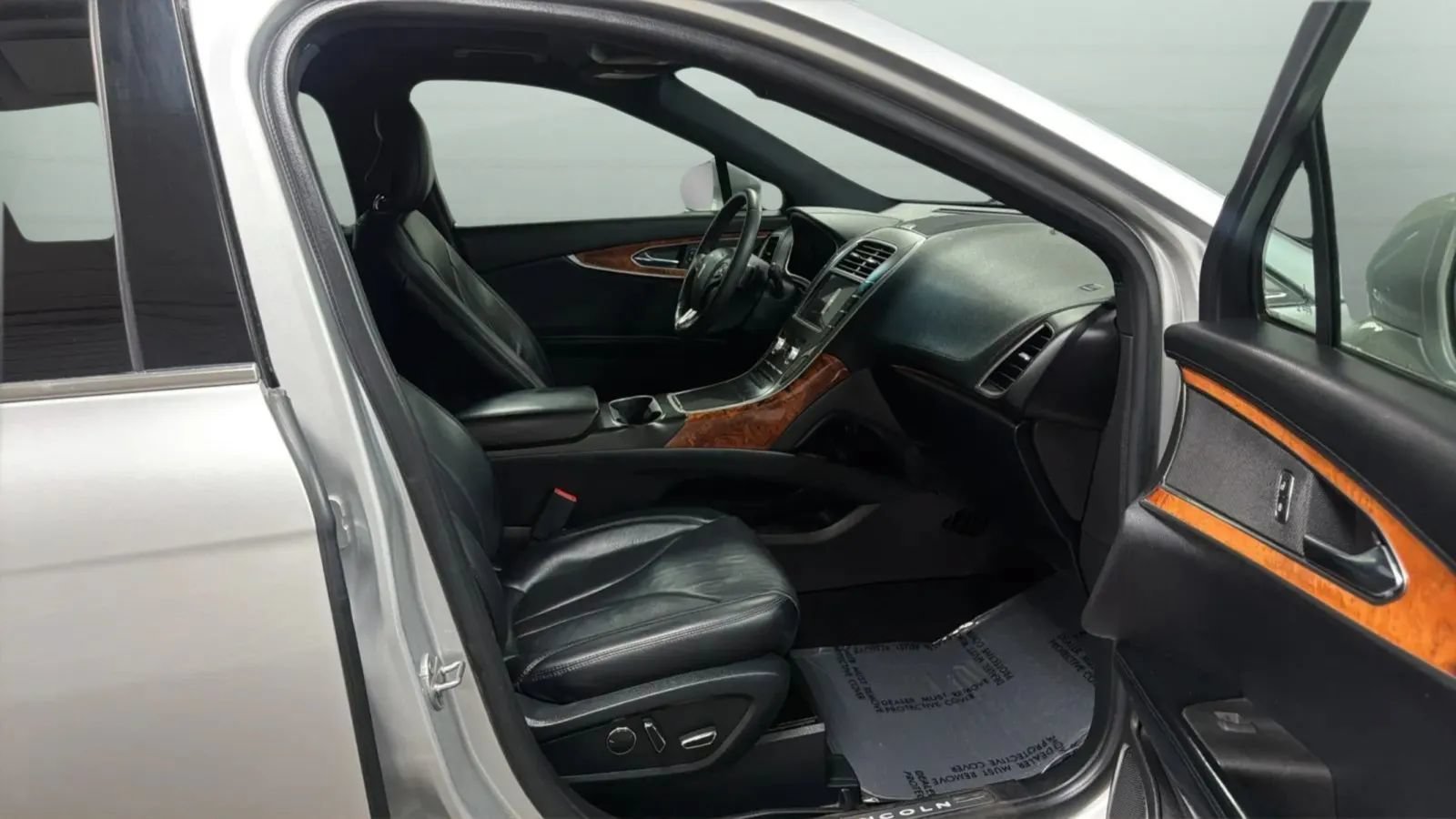 Used 2017 Lincoln MKX Reserve w/ Driver Assistance Package FWD image 20