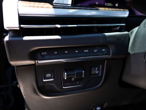 Used 2025 Cadillac Escalade ESV Sport Platinum w/ LPO, Floor Liner Package AWD/4WD image 30