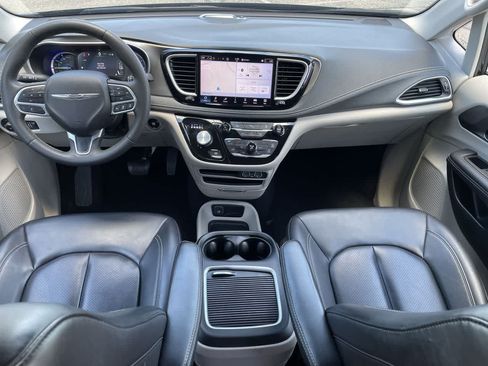 Used 2024 Chrysler Pacifica Limited FWD image 24