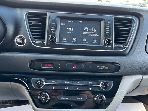 Used 2018 Kia Sedona LX w/ LX Essentials Premium Package FWD image 27