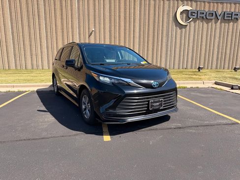 Used 2024 Toyota Sienna LE w/ LE Plus Package AWD/4WD image 2