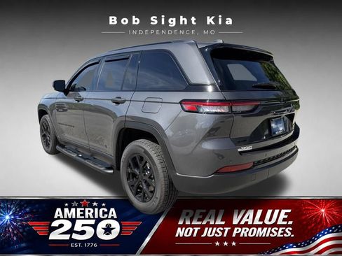 Used 2025 Jeep Grand Cherokee Altitude AWD/4WD image 11