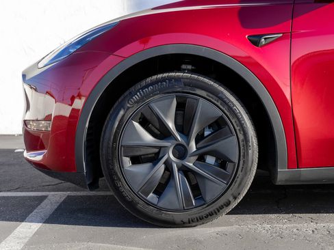 Used 2024 Tesla Model Y Long Range AWD/4WD image 4