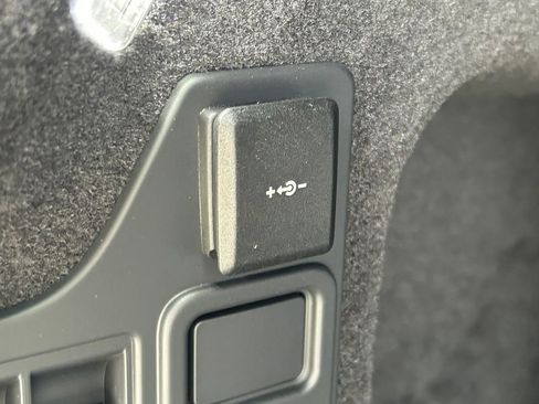 Used 2025 Land Rover Discovery S image 15