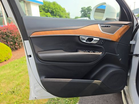 Used 2024 Volvo XC90 B5 Plus AWD/4WD image 16